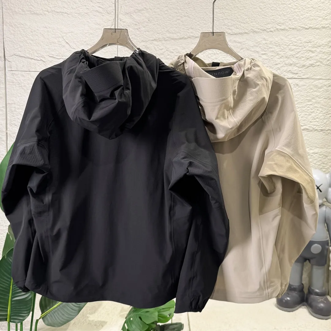 [Premium Replica] KOLON SPORT/Kolon men's and women's waterproof and windproof FLEX M 1 double-layer woven soft shell sports casual jacket MONT/AGESeries hard shell jacket As an old outdoor fan, I have always been very confident about KOLON's quality control. This limited edition is even more functional and beautiful. ✅The soft shell fabric is amazing, windproof and breathable. The temperature difference between morning and evening is large recently. Wearing it to commute is not boring at all, and it is completely comfortable to go hiking directly after work. ✅The fluorescent green zipper puller is the finishing touch. The basic color of light Khaki is not monotonous. It is low-key and reveals a sense of small design, and the details are ecstatic. ✅The hooded version is super fitting and will not collapse, making your head look bigger. Paired with yoga pants, it is a casual outdoor style. Paired with suit pants, you can instantly transform into an urban commuter. You can wear multiple clothes in one outfit. ✅The pocket design is super considerate. The side pockets are deep enough to hold your mobile phone without shaking. The small zipper pocket on the chest can also hold lipstick keys, so you don’t need to carry a small bag when going out. The point is the limited edition! With a slow and slow rhythm, I have given it to all the sisters around me. I will really regret it if I don't use it. Designed for complex terrain and dynamic exploration. Men's soft-shell module that provides free elasticity and structural support. Intelligent partition splicing. Uses double-layer woven soft-shell fabric imported from Japan. Optimized partition function. Ensures body protection and moisture permeability for underarm activities. Unique design details. Series arc dividing line design. With customized accessories. YKK invisible zippers and reflective NIFCO buckles. Full of outdoor aesthetic style and protection. Sizes m l xl xxl xxxl